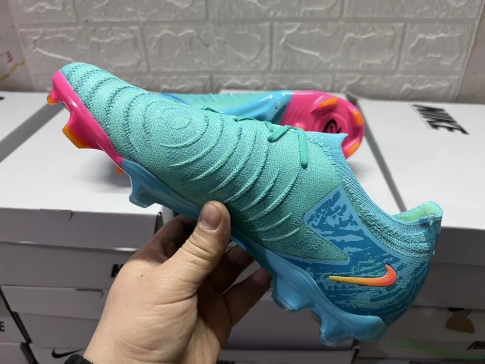 FG Firm Ground Soccer Cleats Nike Phantom Luna Elite Vortex