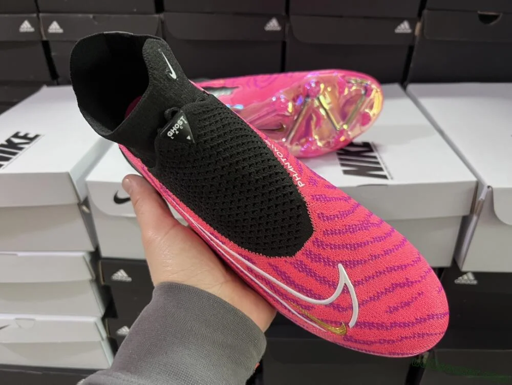 Nike Phantom サッカーシューズ・スパイク ブラック/ピンク New Release: Elite FG Soccer Cleats in Pink and Black Colorway