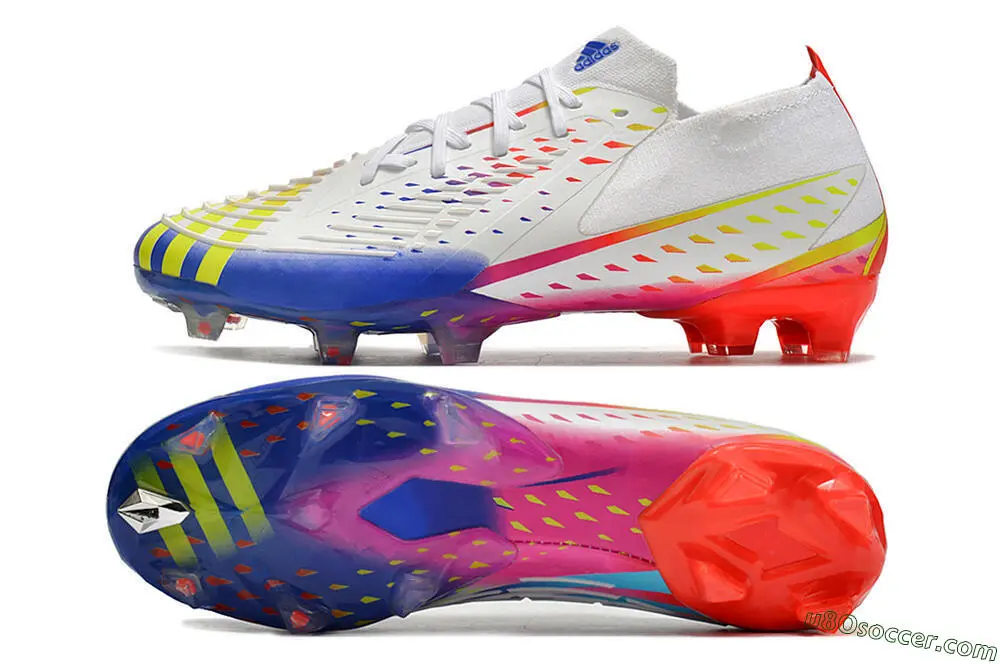 ホワイト、レッド、ブルーのエッジ+ FGサッカースパイクで、FIFA