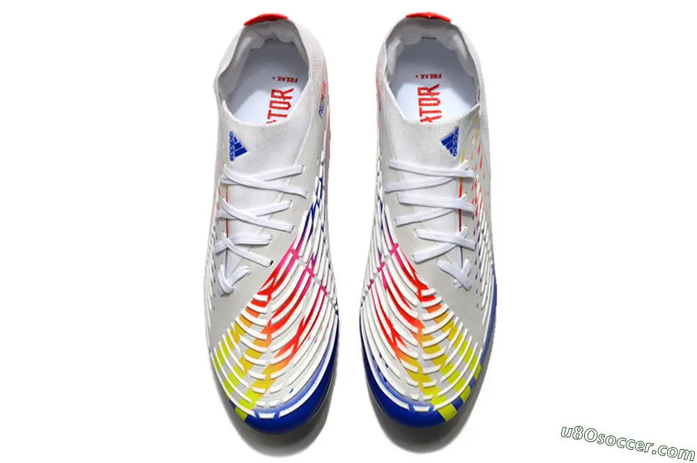 ホワイト、レッド、ブルーのエッジ+ FGサッカースパイクで、FIFA