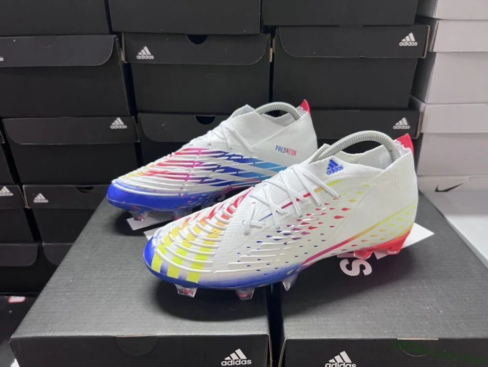 ホワイト、レッド、ブルーのエッジ+ FGサッカースパイクで、FIFA