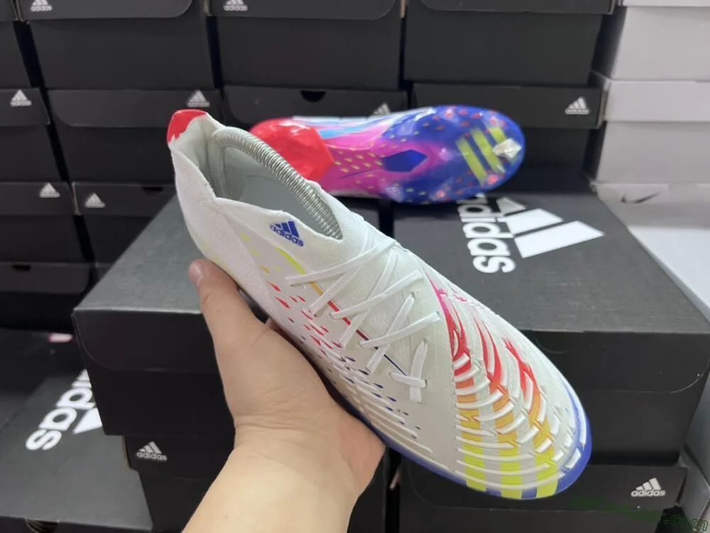 ホワイト、レッド、ブルーのエッジ+ FGサッカースパイクで、FIFA