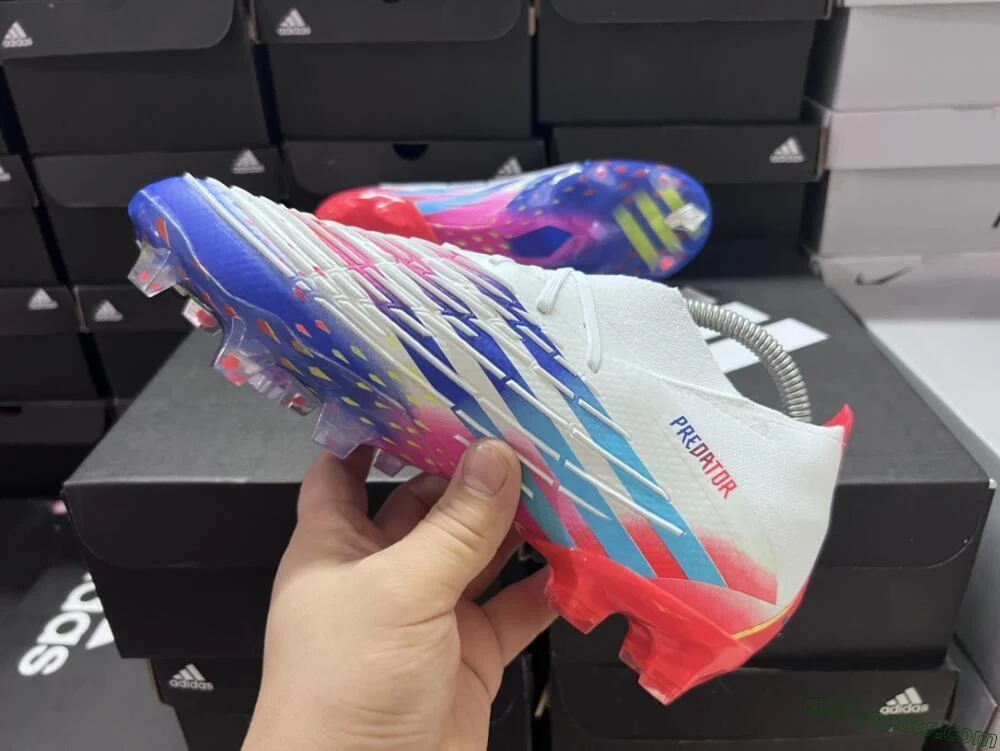 ホワイト、レッド、ブルーのエッジ+ FGサッカースパイクで、FIFA