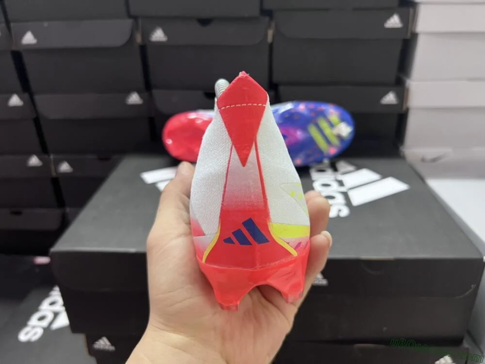 ホワイト、レッド、ブルーのエッジ+ FGサッカースパイクで、FIFA