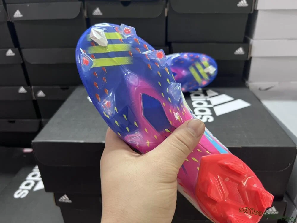 ホワイト、レッド、ブルーのエッジ+ FGサッカースパイクで、FIFA