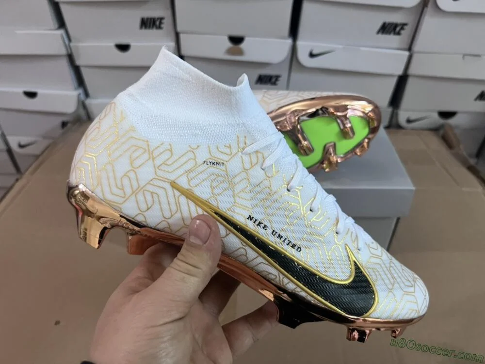 ホワイト ブラック ゴールド FGファームグラウンドサッカースパイク 