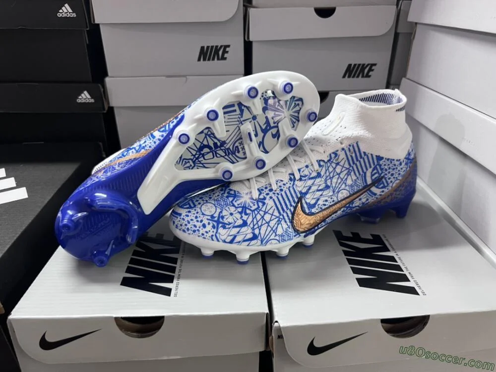 ブルーとホワイトの AG サッカークリート： Elite Nike Air Zoom