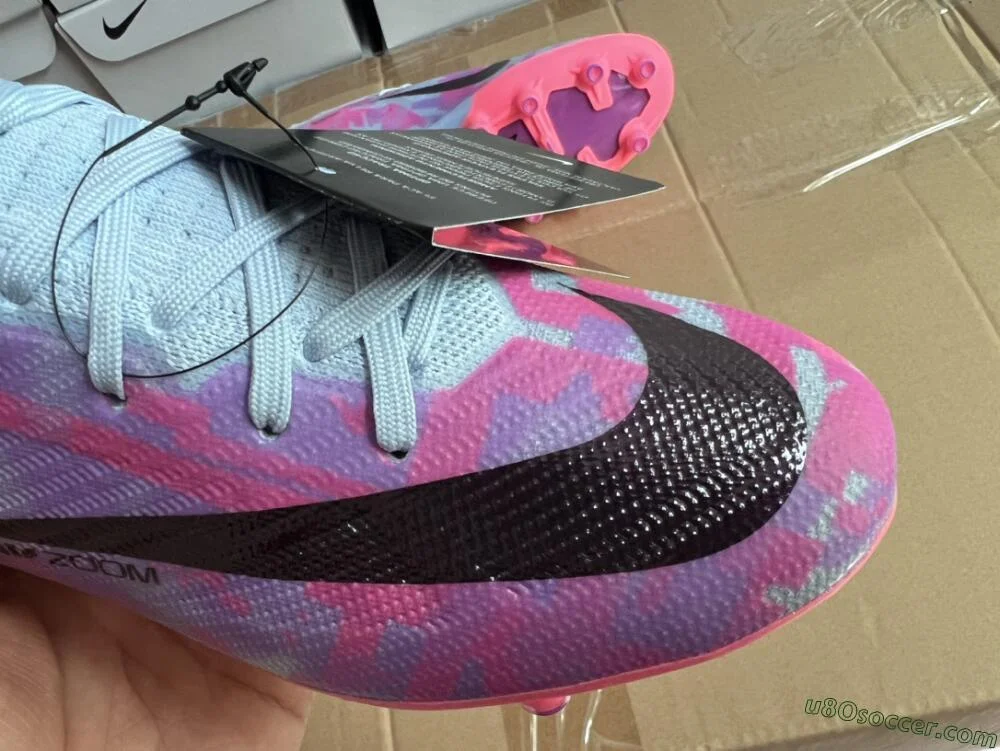 青色、紫色、ピンク色のAGサッカースパイク - ナイキエアズーム