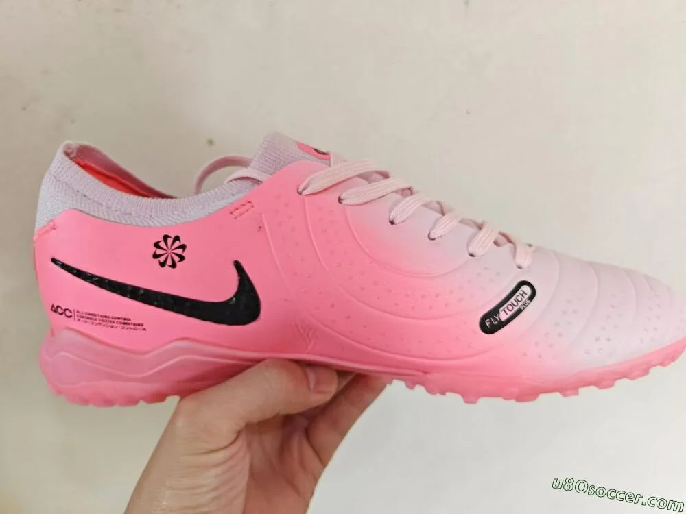 ピンク、ホワイト、ブラックのNike Tiempo Legend 10 Elite TF人工芝
