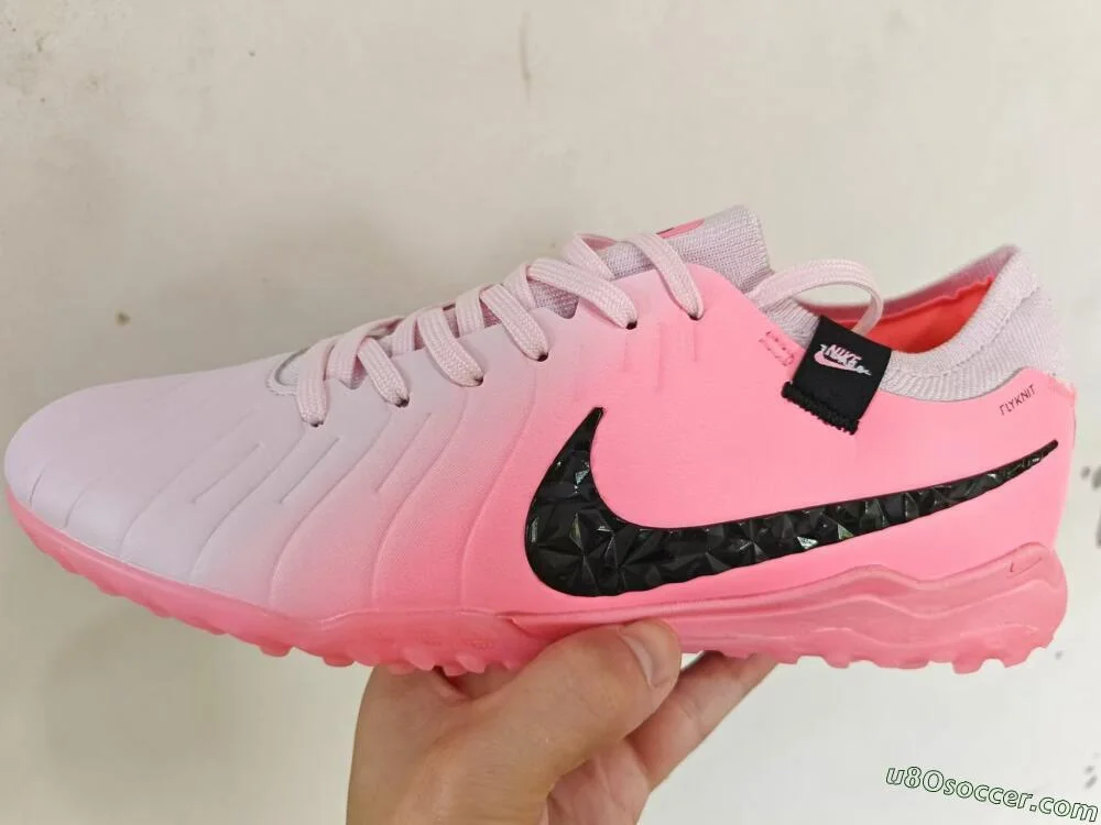 ピンク、ホワイト、ブラックのNike Tiempo Legend 10 Elite TF人工芝