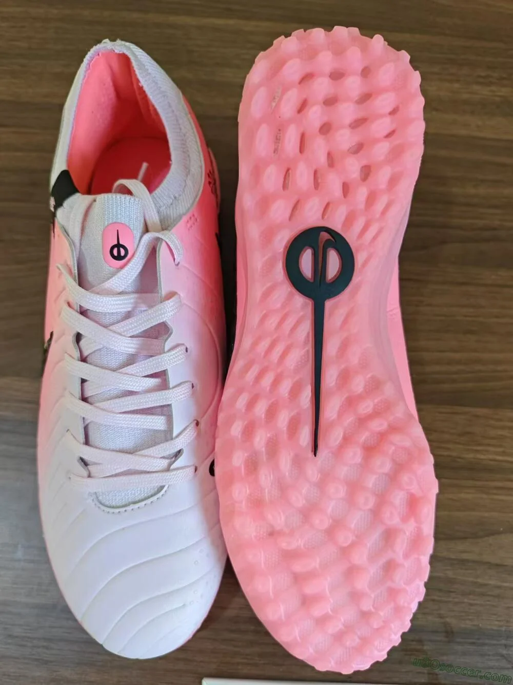 ピンク、ホワイト、ブラックのNike Tiempo Legend 10 Elite TF人工芝 