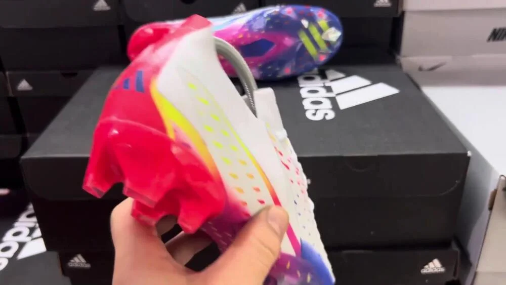 ホワイト、レッド、ブルーのエッジ+ FGサッカースパイクで、FIFA