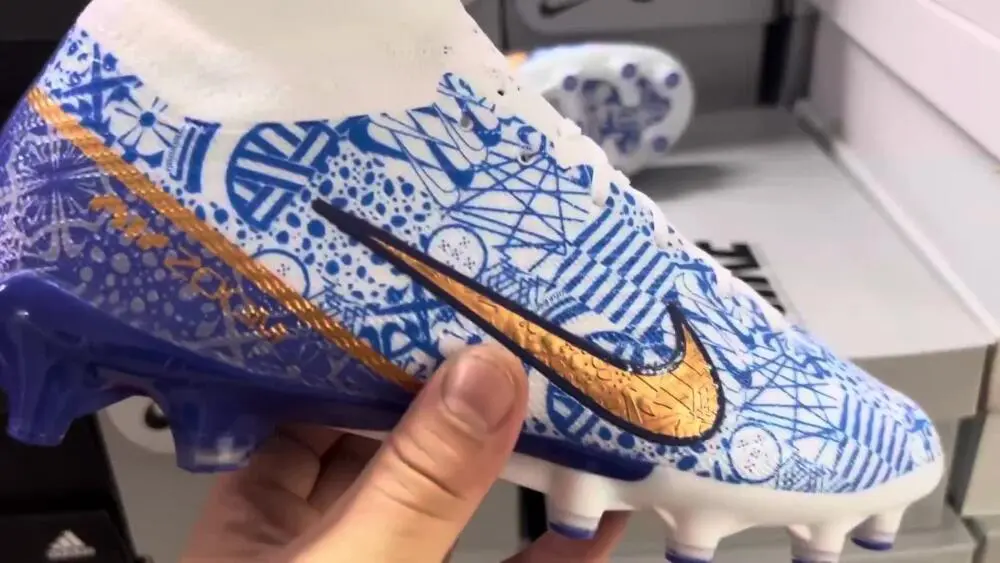 ブルーとホワイトの AG サッカークリート： Elite Nike Air Zoom